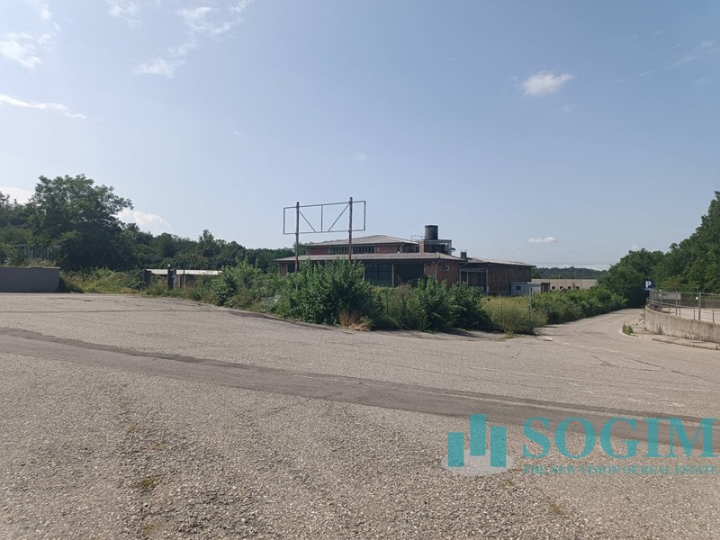 Capannone in Vendita a Binago, 500'000€, 1565 m²
