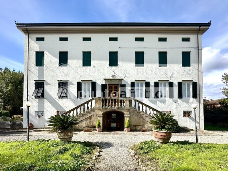 Villa in Vendita a Capannori, zona Guamo, 549'000€, 380 m², con Box