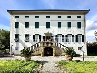 Villa in Vendita a Capannori, zona Guamo, 549'000€, 380 m², con Box