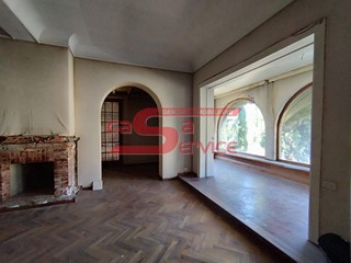 Villa in Vendita a Montecatini Terme, 450'000€, 450 m², con Box