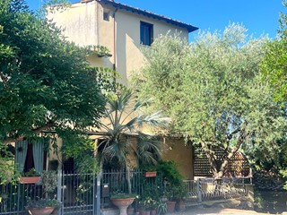 Casa Indipendente in Vendita a Lucca, zona Vicopelago, 185'000&euro;, 135 m²