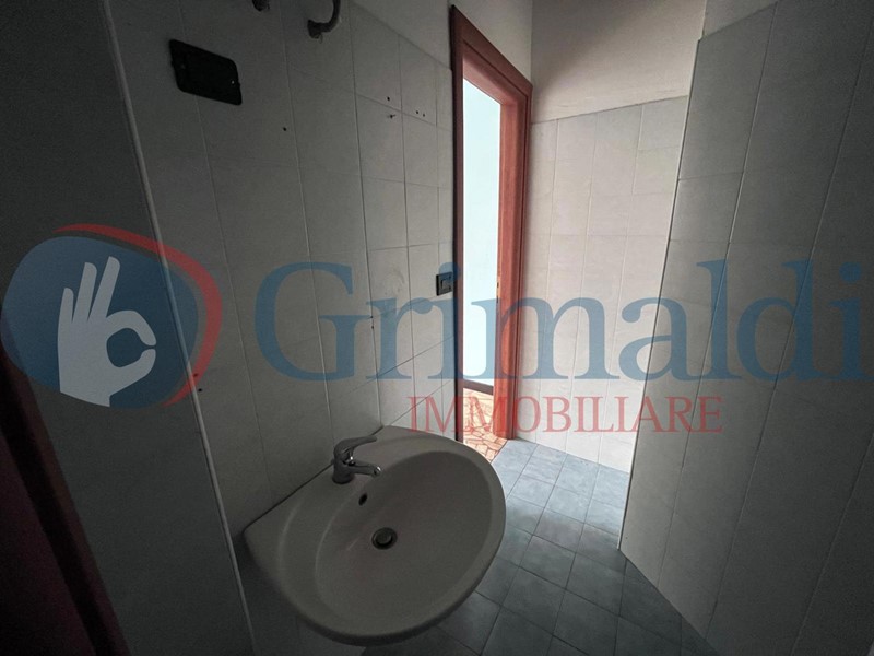 Negozio in Affitto a Beinasco, 370€, 30 m²