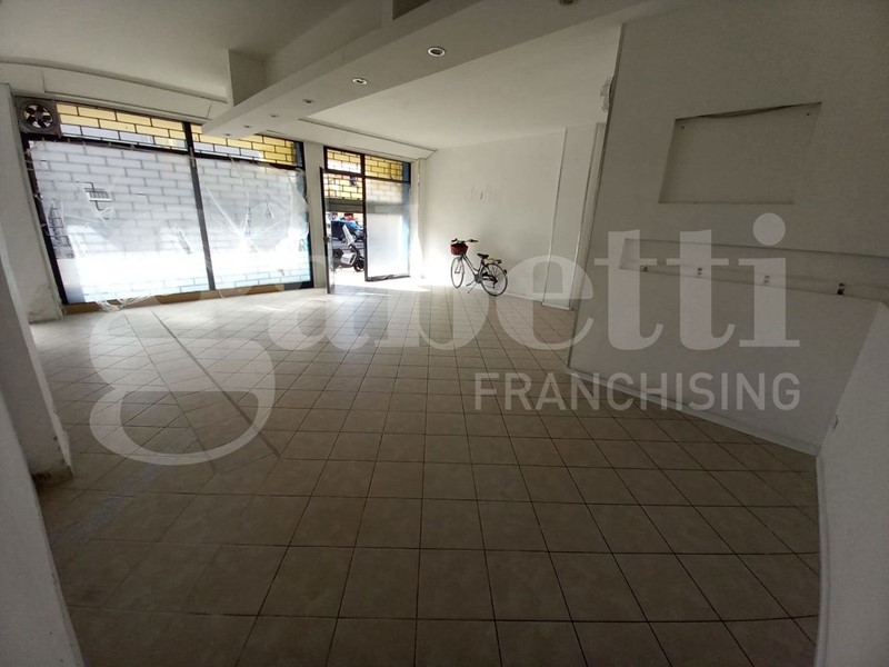 Negozio in Affitto a Chioggia, 2'000€, 98 m², arredato