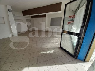 Negozio in Affitto a Chioggia, 2'000€, 98 m², arredato