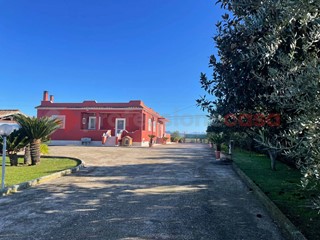 Villa in Vendita a Ardea, 340'000€, 300 m²