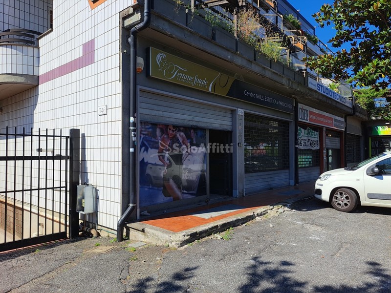 Capannone in Affitto a Roma, zona Due Leoni, 1'500€, 130 m²