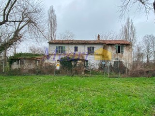 Casa Indipendente in Vendita a Cesena, zona Gattolino, 185'000€, 270 m²