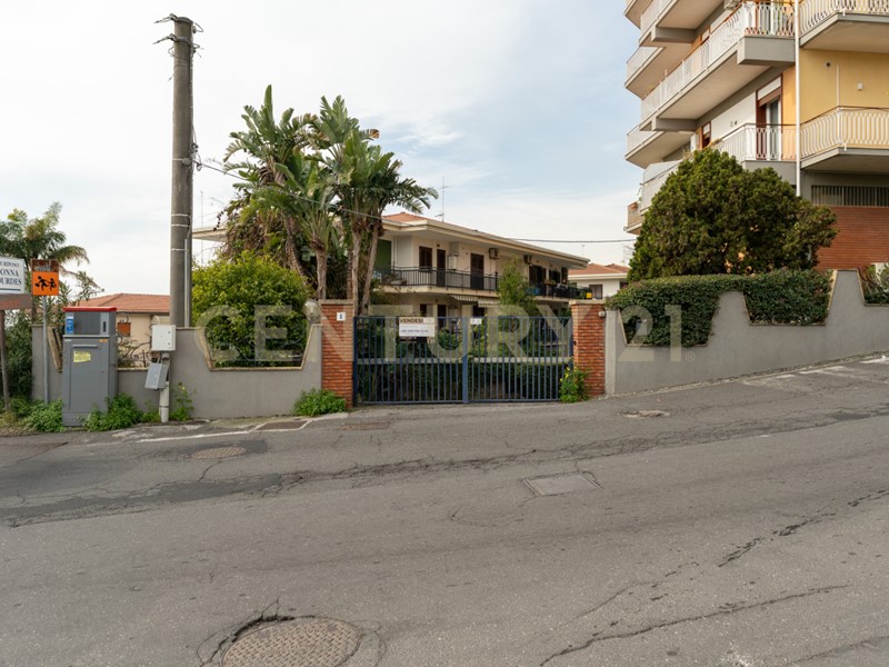 Capannone in Vendita a Tremestieri Etneo, 230'000€, 350 m², con Box