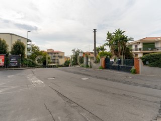 Capannone in Vendita a Tremestieri Etneo, 230'000€, 350 m², con Box