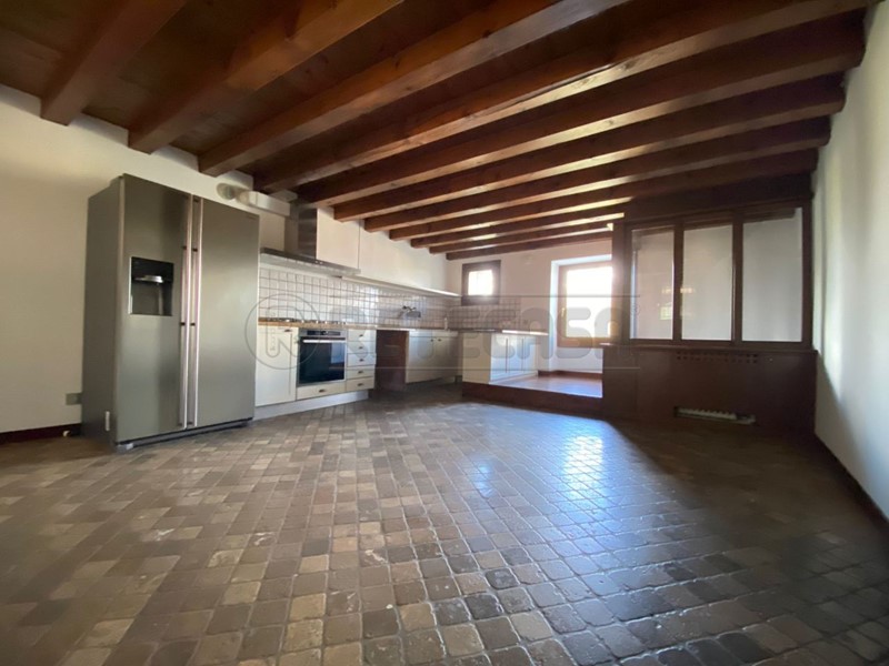 Casa Semi Indipendente in Affitto a Bassano del Grappa, zona BASSANO c. storico, 1'600€, 200 m²