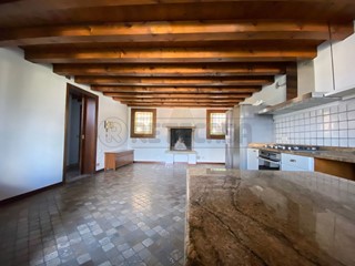 Casa Semi Indipendente in Affitto a Bassano del Grappa, zona BASSANO c. storico, 1'600€, 200 m²