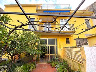 Casa Indipendente in Vendita a Mondragone, zona Via Settembrini, 180'000€, 350 m²