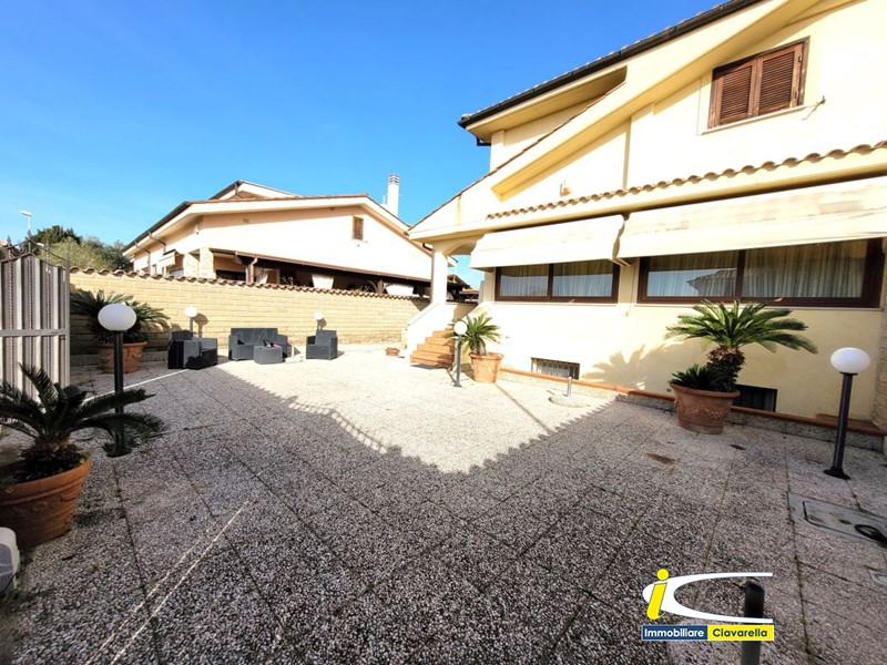 Villa in Vendita a Ladispoli, 360'000€, 215 m²