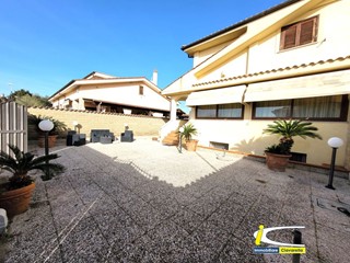 Villa in Vendita a Ladispoli, 360'000€, 215 m²