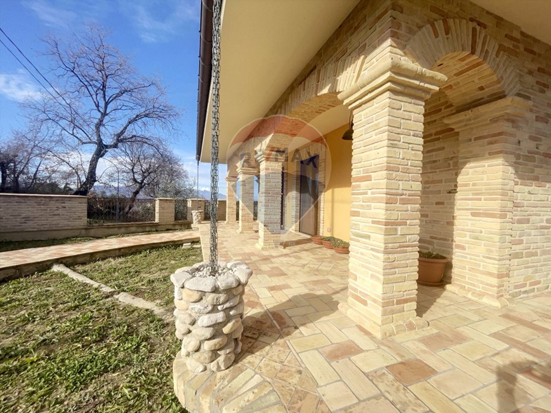 Casa Indipendente in Vendita a Roccamontepiano, 385'000€, 211 m²