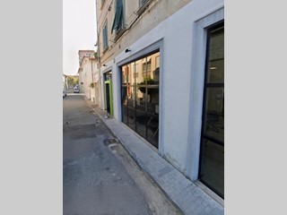 Immobile commerciale in Vendita a Pontedera, 99'000€, 364 m²