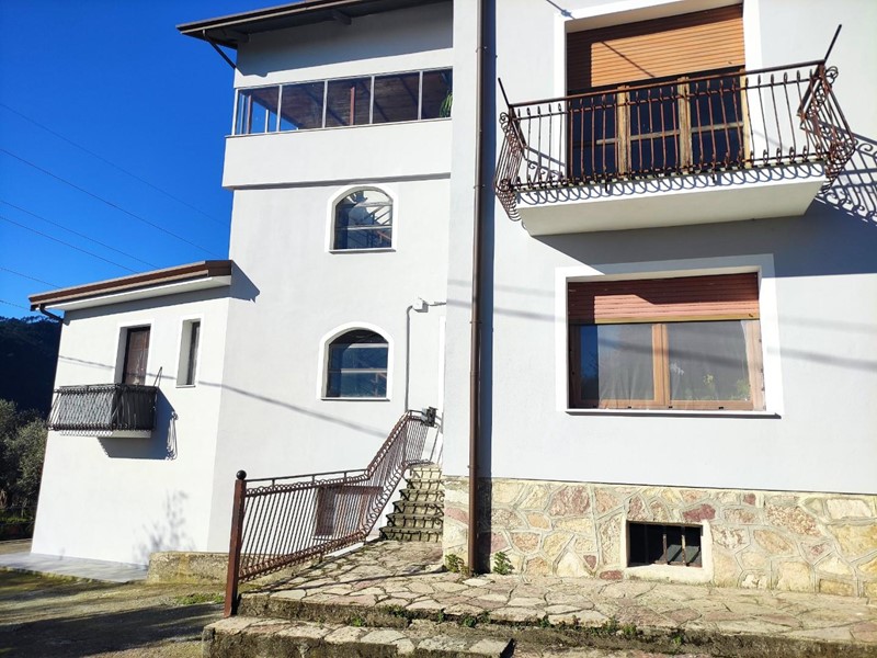 Appartamento in Vendita a Calice al Cornoviglio, zona Piano di Madrignano, 119'000€, 183 m², con Box