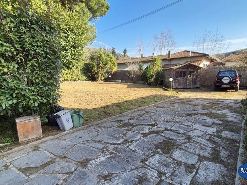 Casale in Vendita a Camaiore, zona Capezzano Pianore, 420'000&euro;, 160 m², con Box