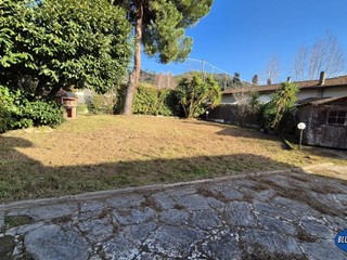 Casale in Vendita a Camaiore, zona Capezzano Pianore, 420'000&euro;, 160 m², con Box