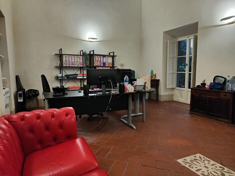 Ufficio in Affitto a Pisa, 1'800€, 180 m²
