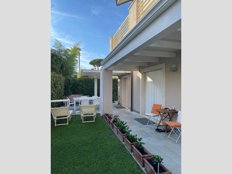Villa in Vendita a Montignoso, zona Cinquale, 930'000&euro;, 160 m², arredato