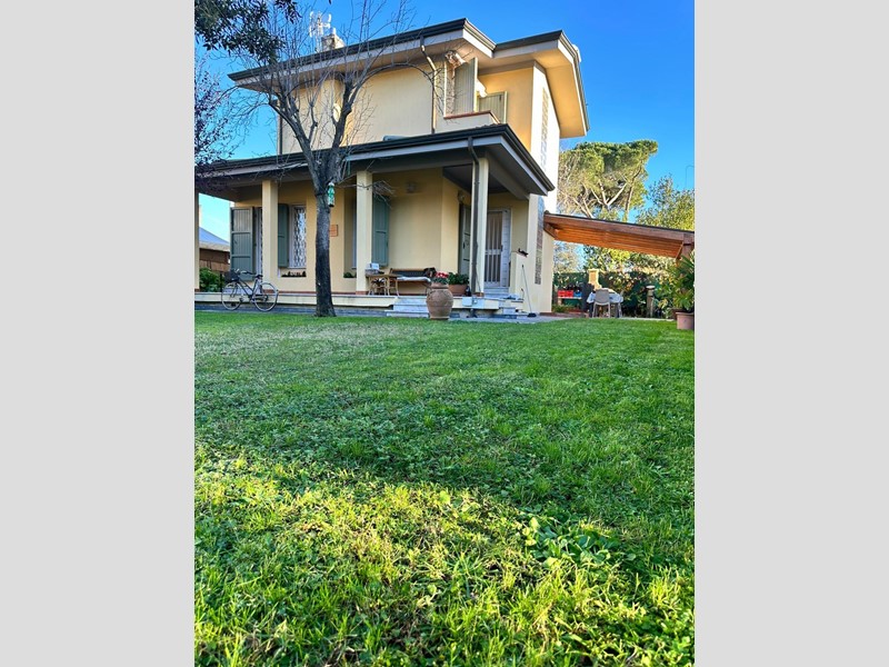 Villa in Vendita a Massa, zona Poveromo, 570'000&euro;, 120 m², arredato