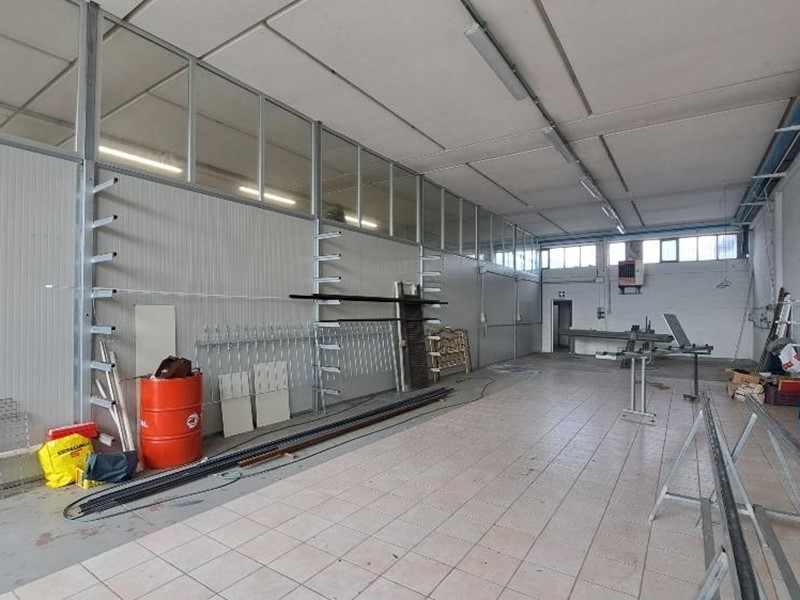 Capannone in Vendita a Cascina, 100'000€, 160 m²