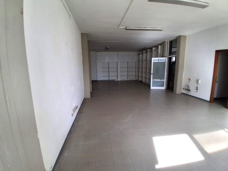 Negozio in Vendita a Lucca, zona San Marco, 200'000€, 194 m²