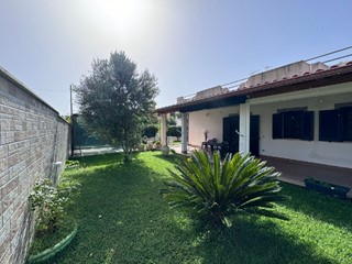 Villa in Vendita a San Felice Circeo, 235'000€, 96 m²