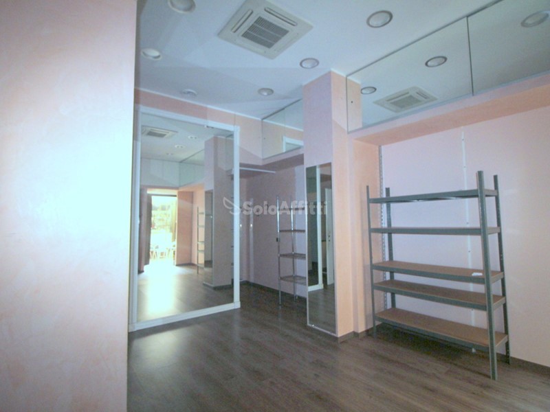 Capannone in Affitto a Lecco, zona Centro, 1'250€, 37 m²