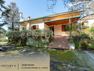 Casa Indipendente in Vendita a Pedara, 239'000€, 240 m², con Box