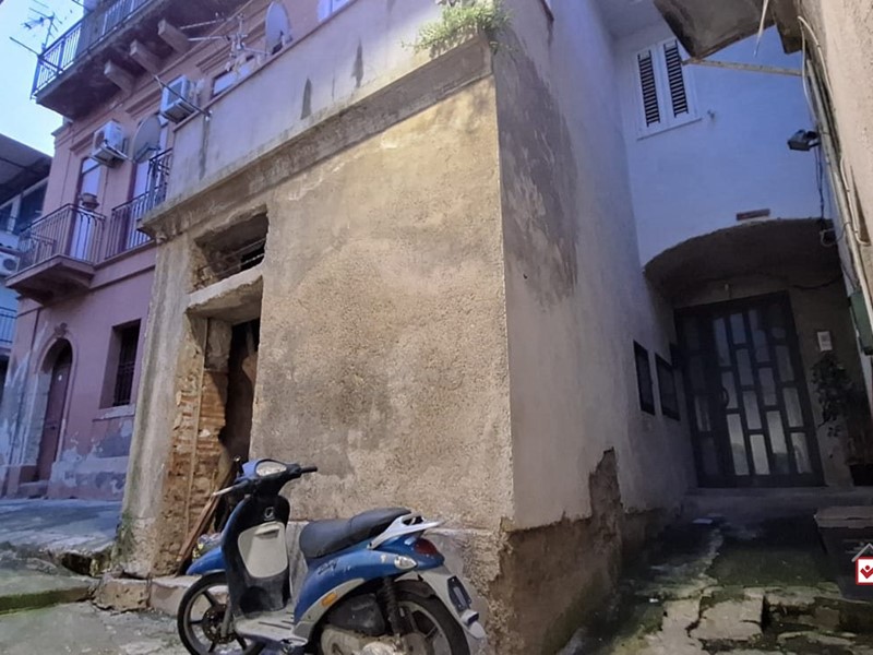 Magazzino in Vendita a Messina, 5'800€, 68 m²