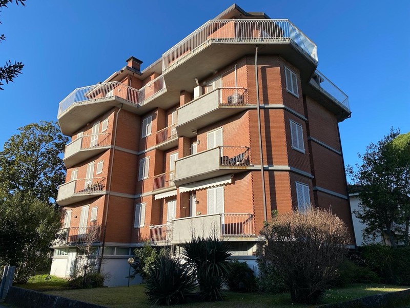 Appartamento in Vendita a Massa, zona Ronchi, 280'000€, 75 m², arredato