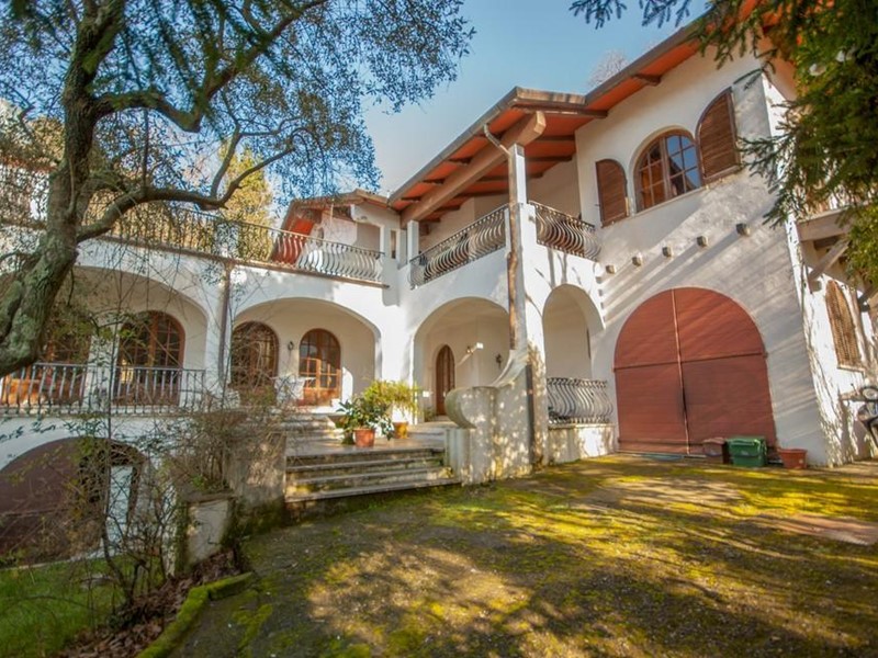 Villa in Vendita a Massa, 1'000'000€, 320 m², arredato, con Box