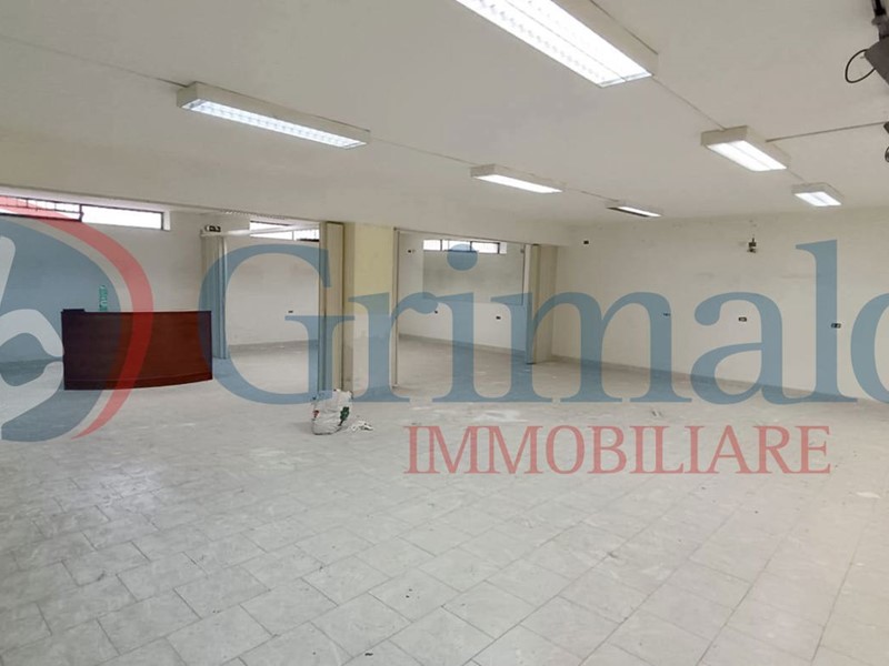 Ufficio in Affitto a Brusciano, 800€, 140 m²
