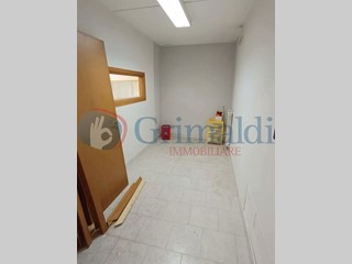 Ufficio in Affitto a Brusciano, 800€, 140 m²