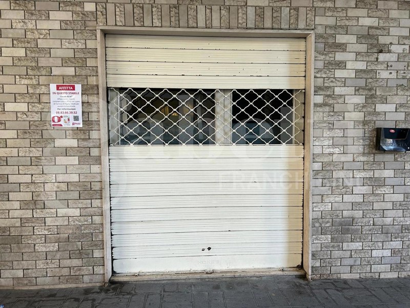 Negozio in Affitto a Canosa di Puglia, 550&euro;, 42 m²