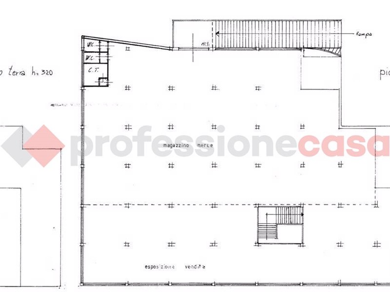 Negozio in Affitto a Arezzo, 3'000€, 500 m²