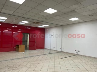 Negozio in Affitto a Arezzo, 1'100€, 300 m²