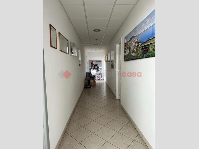 Negozio in Affitto a Arezzo, 4'000€, 620 m², arredato