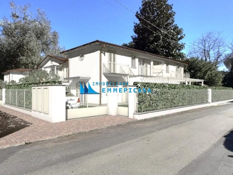 Villetta a schiera in Vendita a Montignoso, zona Cinquale, 660'000€, 110 m²