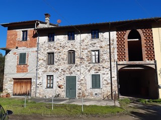Casa Indipendente in Vendita a Capannori, zona Massa Macinaia, 400'000€, 350 m²