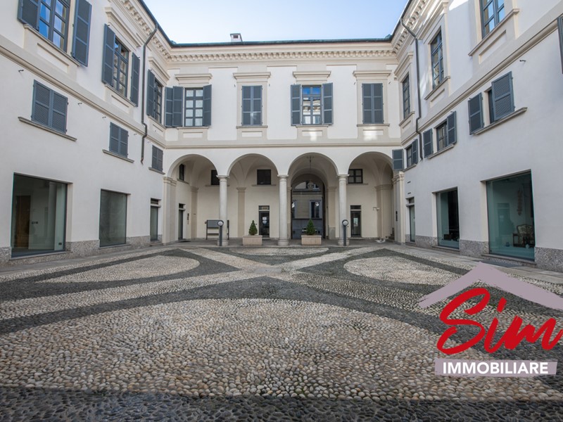 Ufficio in Affitto a Novara, zona Centro storico, 1'300€, 65 m², arredato