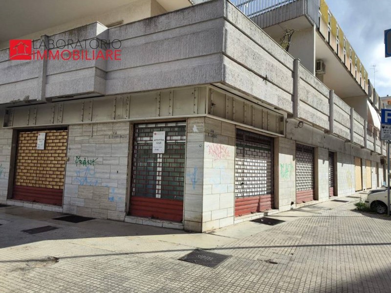 Negozio in Affitto a Lecce, 2'600€, 268 m²