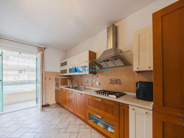 Trilocale in Vendita a Massa, zona Marina di Massa, 280'000€, 75 m², arredato