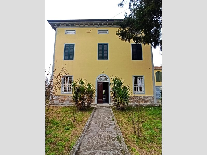 Villa in Vendita a Capannori, 595'000€, 280 m², con Box