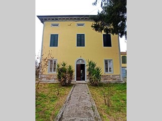 Villa in Vendita a Capannori, 595'000€, 280 m², con Box