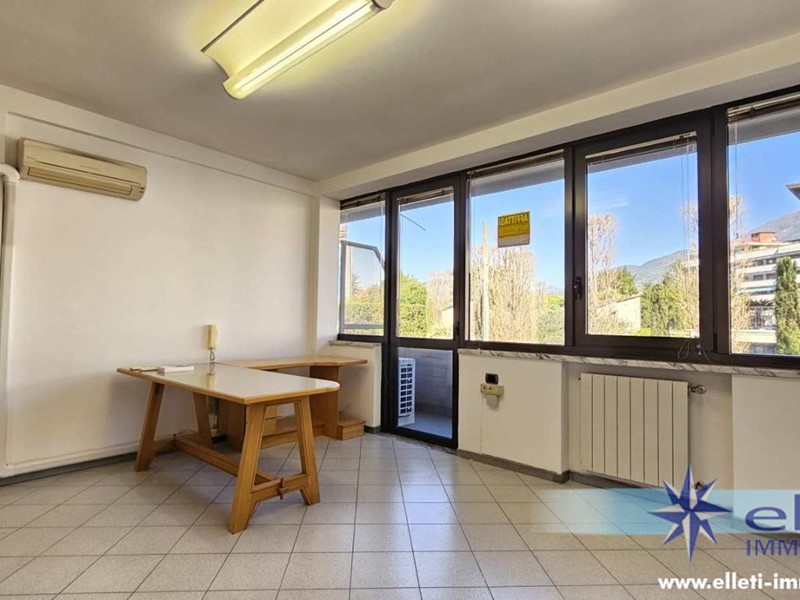 Ufficio in Vendita a Massa, 110'000€, 55 m²