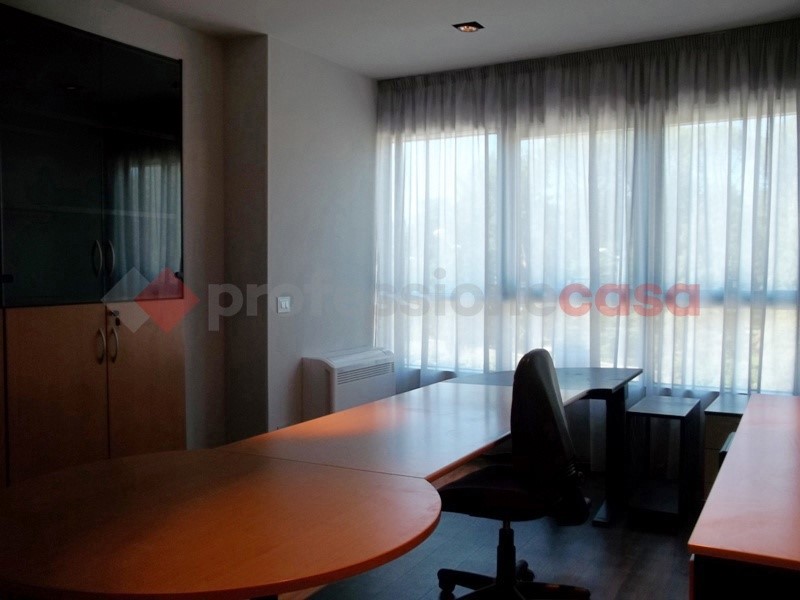 Ufficio in Affitto a Arezzo, 800€, 50 m², arredato