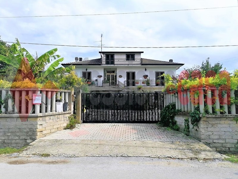 Villa in Vendita a Cervaro, 199'000€, 350 m²